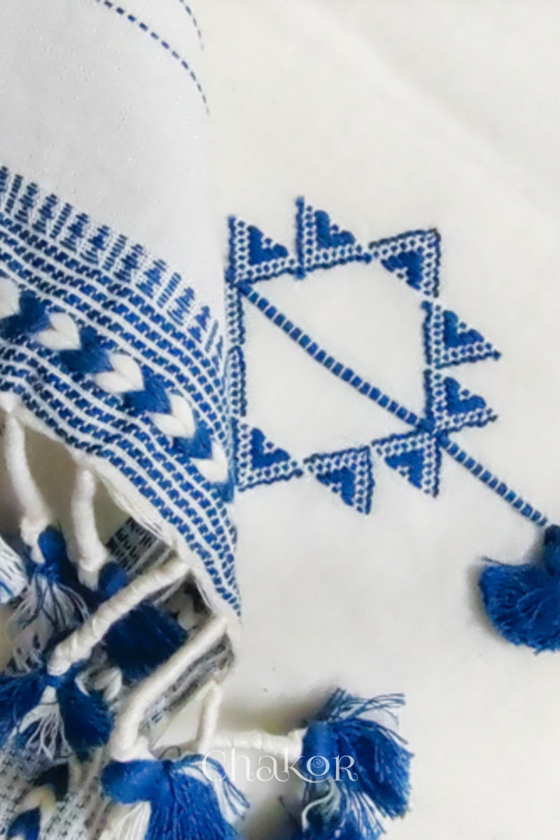 Handloom Off-white Blue Bhujodi Cotton Saree by Chakor.