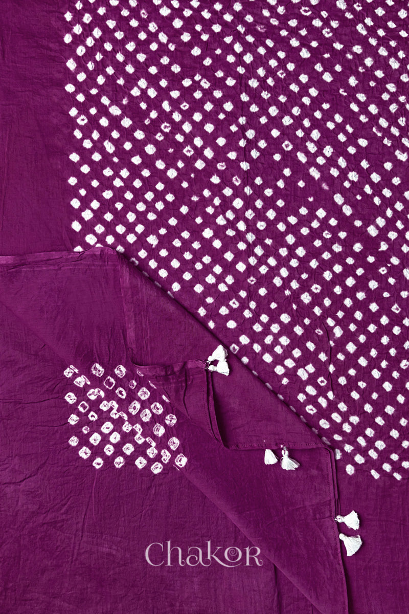 Corner detail of magenta Bandhani mul cotton dupatta showing pallu tasseled edge and tie-dye motifs.