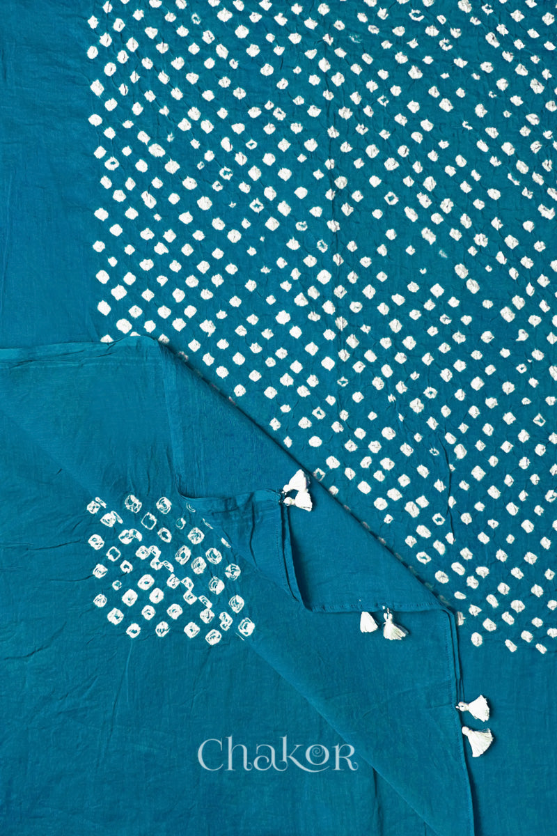 Corner detail of Turquoise Bandhani mul cotton dupatta showing pallu tasseled edge and tie-dye motifs.
