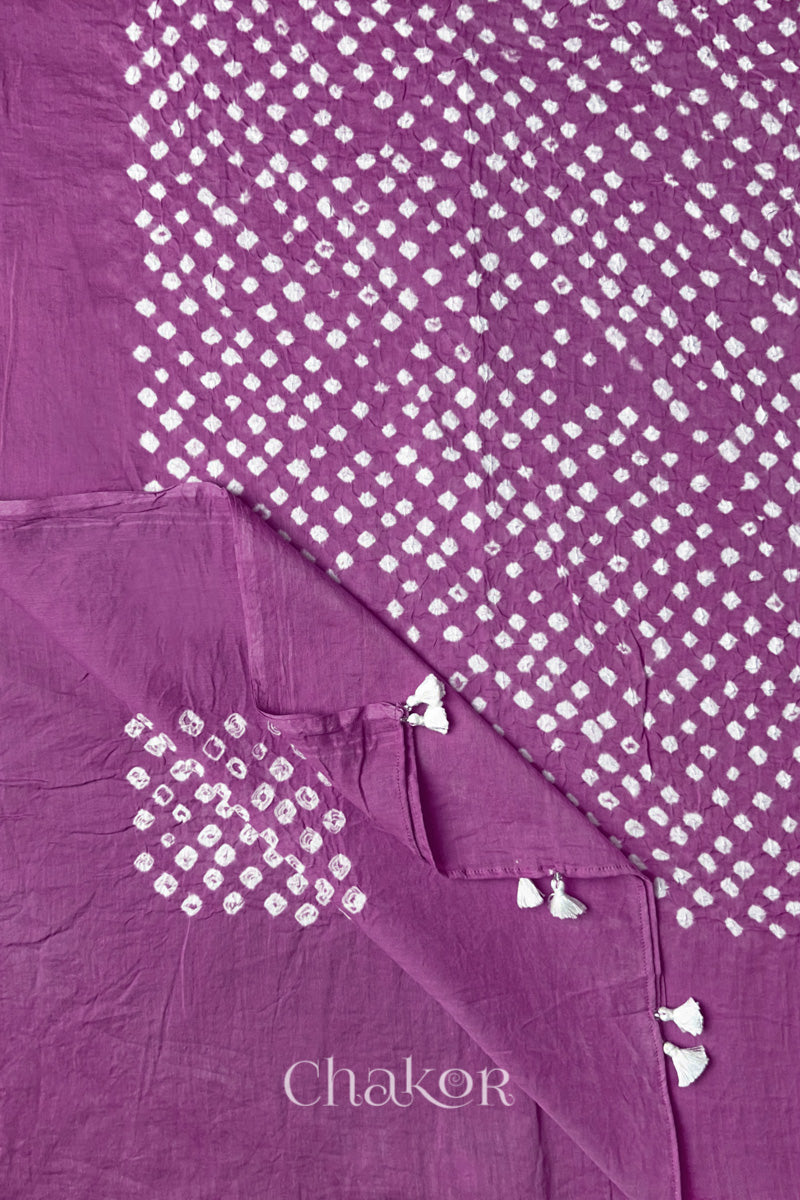 Corner detail of Violet purple Bandhani mul cotton dupatta showing pallu tasseled edge and tie-dye motifs.