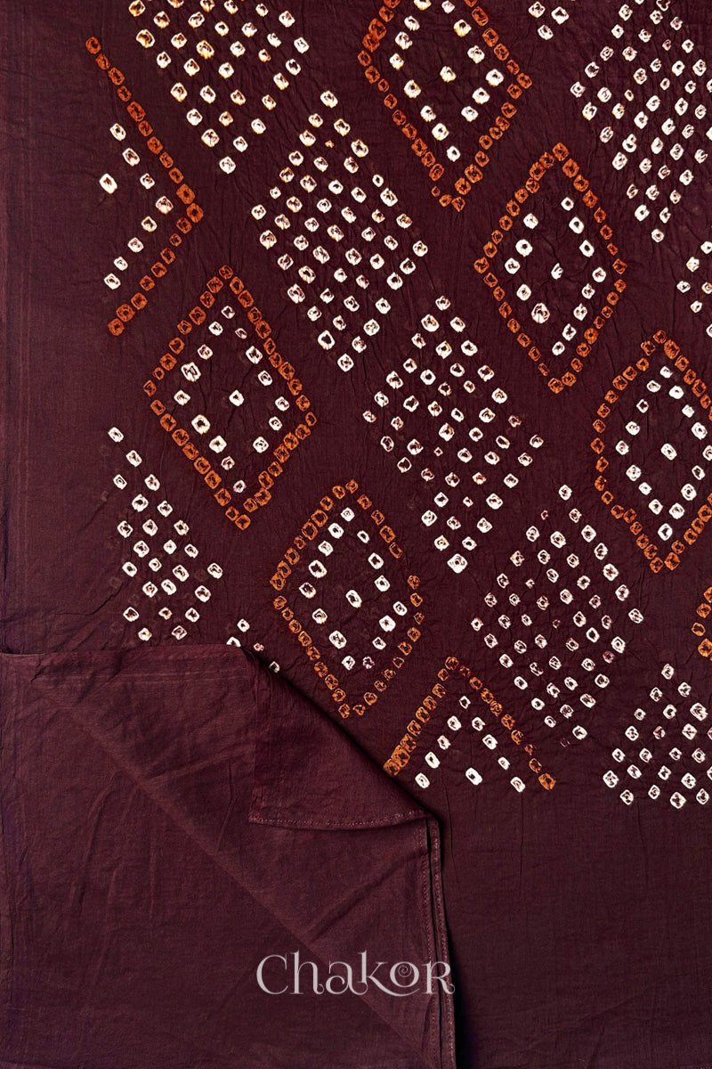 Maroon Bandhani dupatta border detail featuring Chorkat diamond motifs.
