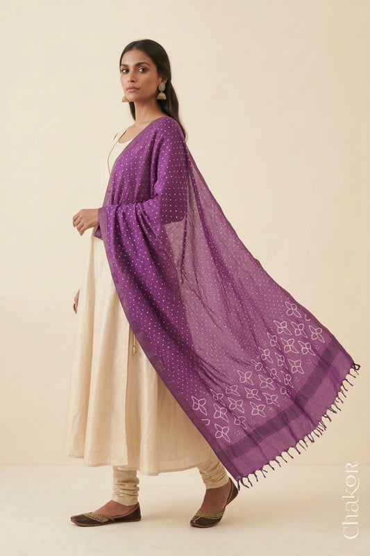 Mauve Bandhani handloom Mangalgiri cotton dupatta worn by a woman, shown in motion.
