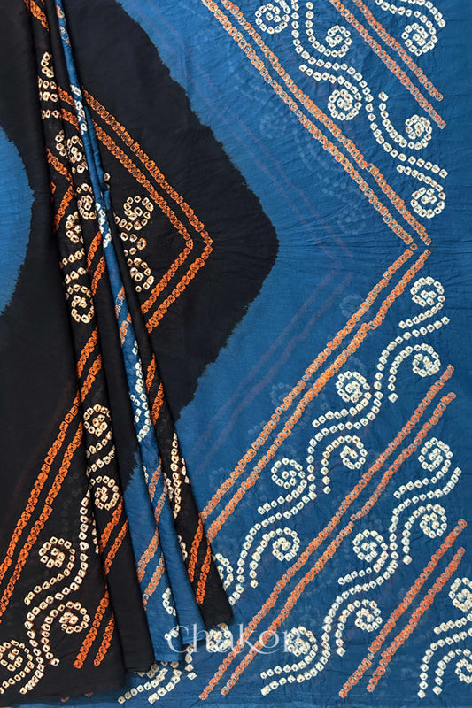 Pleat and pallu view of Indigo and Black Bandhani Mul Cotton Saree featuring multicoloured bandhani patterns.