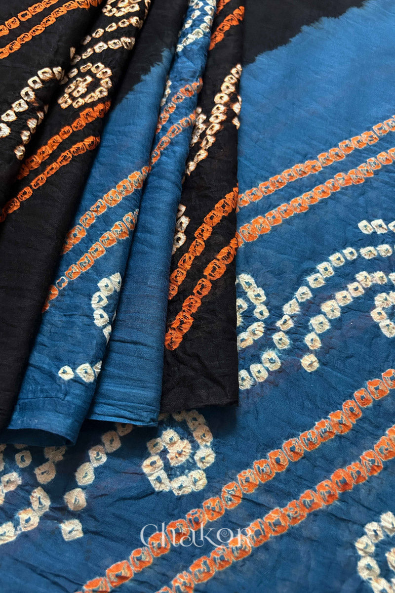 Pleat and pallu view of Indigo and Black Bandhani Mul Cotton Saree featuring multicoloured bandhani patterns.
